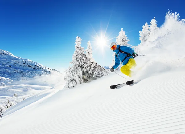 Homem esquiador correndo downhill — Fotografia de Stock