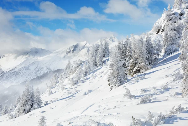 Bela paisagem de inverno nas montanhas — Fotografia de Stock