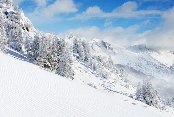 Beautiful winter slope in the mountains — Stock Photo, Image