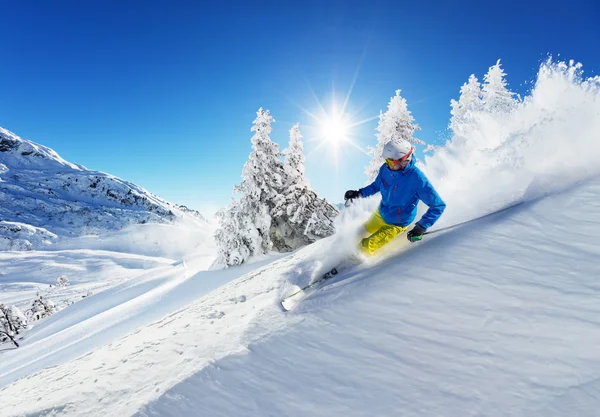 Skifahrer fährt abwärts — Stockfoto