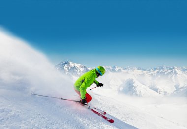 Adam kayakçı yokuş aşağı çalışan