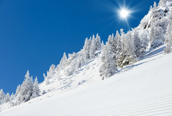 Gyönyörű téli lejtőjén, a hegyek között — Stock Fotó