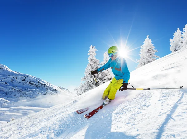 Man skiër lopen bergafwaarts — Stockfoto