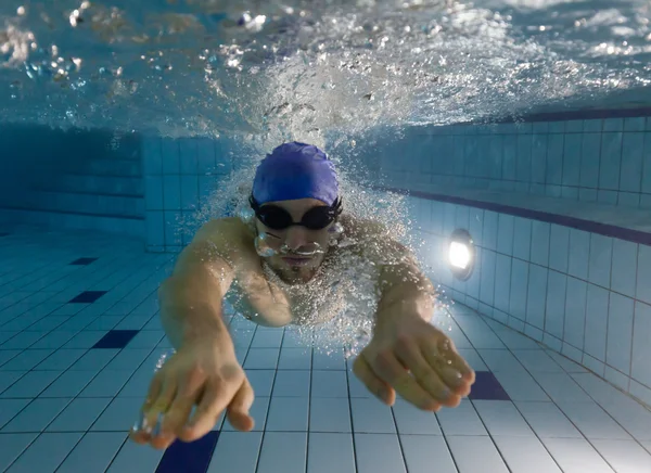 Junger Mann schwimmt in Pool — Stockfoto