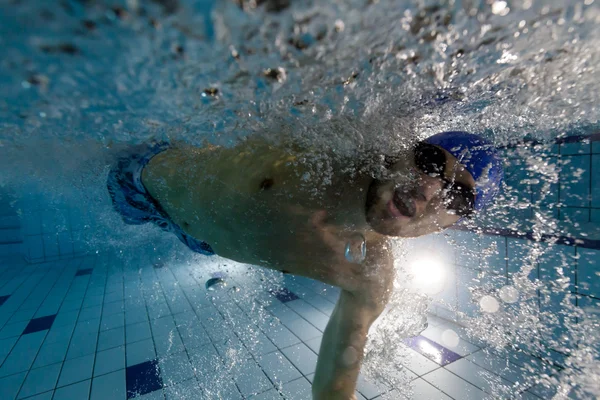 Jovem nadando na piscina — Fotografia de Stock