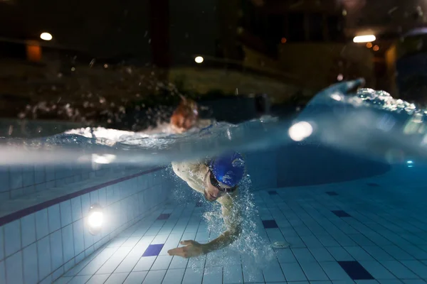 Jeune homme nageant dans la piscine — Photo