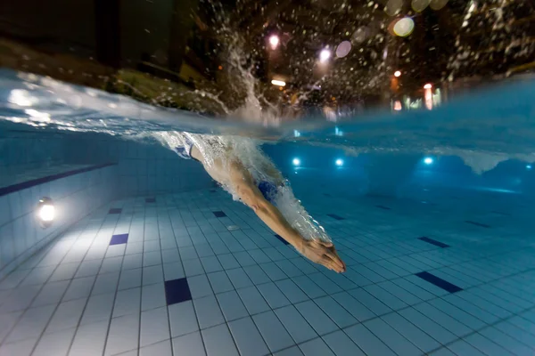 Jeune homme nageant dans la piscine — Photo
