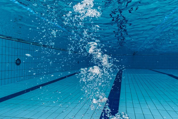 Bulles d'air dans l'eau bleue claire dans la piscine — Photo