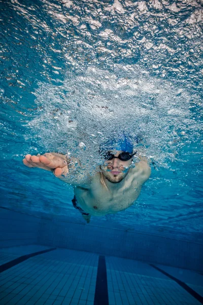 Jeune homme nageant dans la piscine — Photo