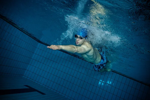 Jovem nadando na piscina — Fotografia de Stock