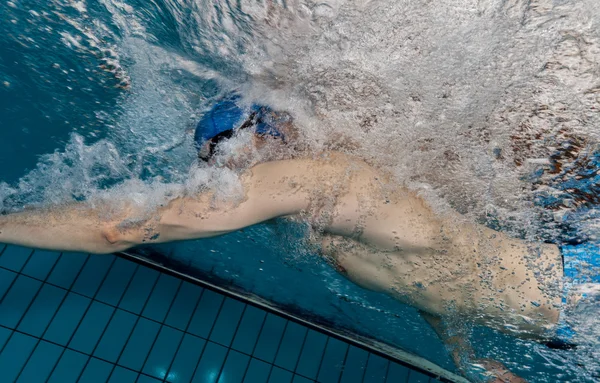 Jovem nadando na piscina — Fotografia de Stock