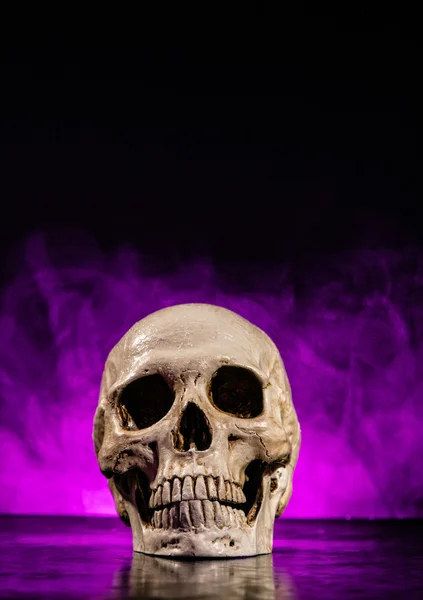 Голова людського черепа з димом — стокове фото