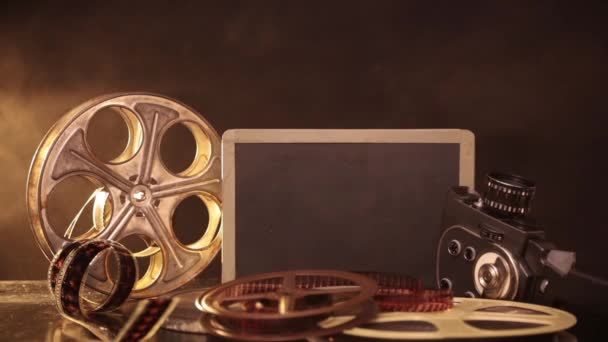 Accesorios de producción de película retro bodegón — Vídeo de stock