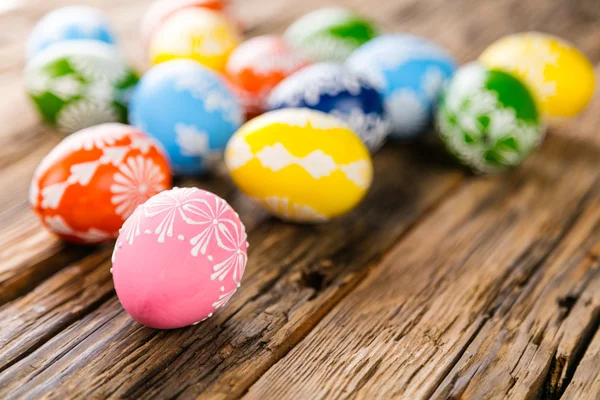 Huevos de Pascua sobre fondo de madera —  Fotos de Stock