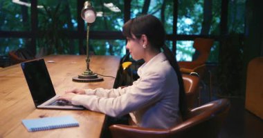 Motivasyon ve Ofiste Başarı ile birlikte dizüstü bilgisayarda çalışan mutlu, İspanyol iş kadını. Heyecanlı, Çalışan, Avukat, Kadın İş Kadını İş Kadını.