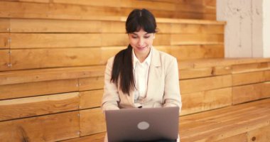 Mutlu, İspanyol iş kadınının portresi Laptop Bilgisayarında Motivasyon ve Ofiste Başarı ile çalışıyor. Kameraya Bakan Kadın Heyecanlı, Çalışan, Avukat, Kadın İş Kadını İş Kadını Şirketi.