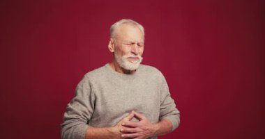 Üzücü bir hastalık, mide ağrısı, spazm, kırmızı arka planda kendini kötü hissediyor. Sağlık hizmeti kavramı