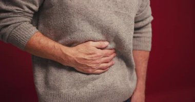 Üzücü bir hastalık, mide ağrısı, spazm, kırmızı arka planda kendini kötü hissediyor. Sağlık hizmeti kavramı