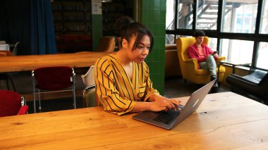 Kendine güvenen başarılı bir kadın, dizüstü bilgisayar kullanan, postaları kontrol eden, masada oturan, birlikte çalışan bir işçi. Kopya yazarı klavyeye yazı yazıyor. Çevrimiçi teknoloji kavramı