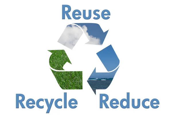 Recycling-Symbol mit Wasser, Himmel und Gras — Stockfoto