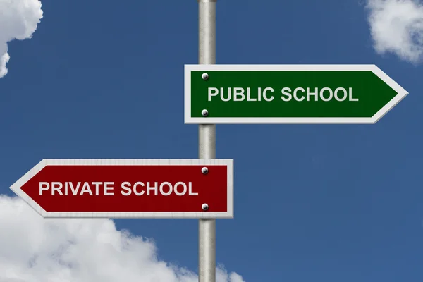 Openbare School versus privéschool — Stockfoto