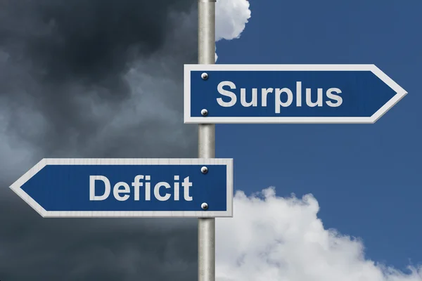 Differenz zwischen Überschuss und Defizit — Stockfoto