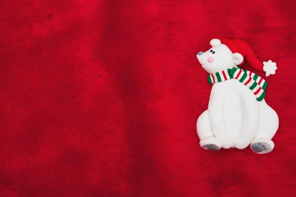 Κόκκινα βελούδινα γούνα και Χριστούγεννα φέρουν Χριστούγεννα φόντο — Φωτογραφία Αρχείου
