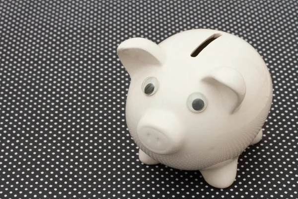 Um piggy bank branco fundo preto e branco — Fotografia de Stock