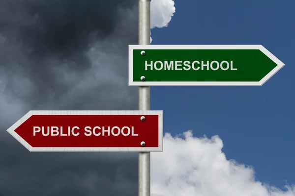 Homeschool έναντι δημόσιο σχολείο — Φωτογραφία Αρχείου