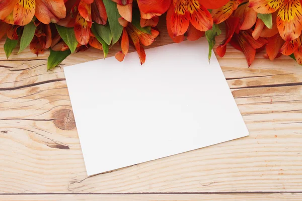 Cartão de saudação preto com flores — Fotografia de Stock