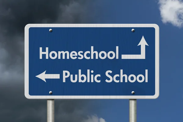 Diferencia entre ir a HomeSchool o Escuela Pública — Foto de Stock