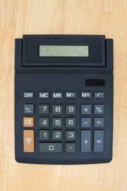 Bir ekranda bir resepsiyon ile siyah hesap makinesi