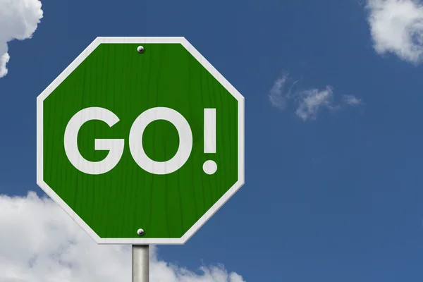 Green Go highway road sign — Stock Photo, Image