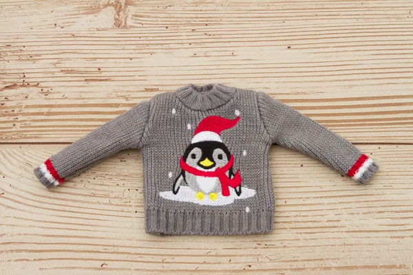 Camisola de Natal Pinguim cinzento e vermelho em um Backgro de madeira do tempo — Fotografia de Stock