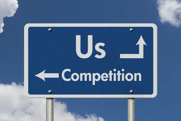 Разница между нами и конкурентами — стоковое фото