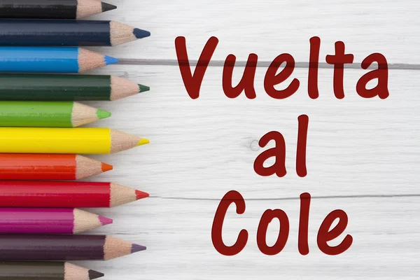 Kalem boya kalemleri ile metin Vuelta al Cole, okula geri İspanyolca — Stok fotoğraf