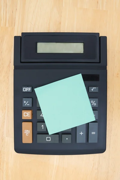 Calculadora preta com uma exposição em uma mesa Fotos De Bancos De Imagens
