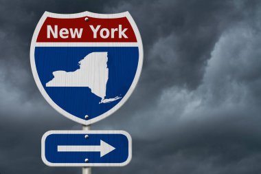 New York 'a yolculuk, kırmızı, beyaz ve mavi otobanlar arası yol tabelası New York ve fırtınalı arka planlı New York haritası