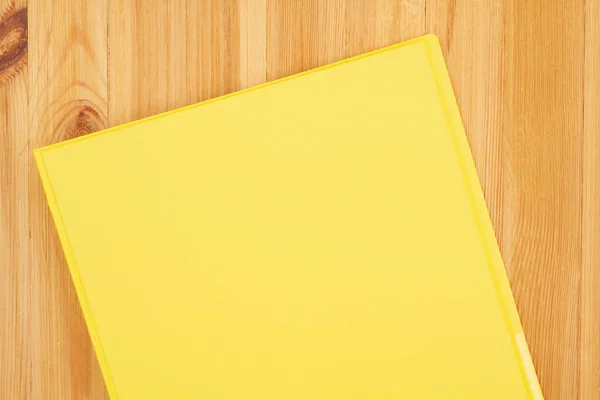 Prázdný Kryt Žlutého Pojiva Dřevěné Desce Kopírovacím Prostorem Pro Vaši — Stock fotografie