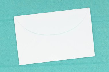 İleti için kopya alanı ile donatılmış karton zemin üzerindeki boş beyaz zarf