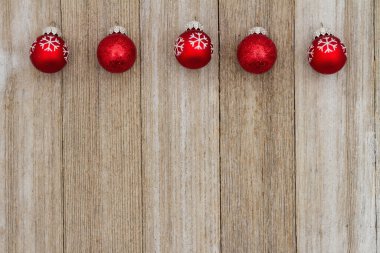 Noel kırmızı topları ve grunge ahşap arka planı. Tatil mesajınız için fotokopi alanı ile birlikte.