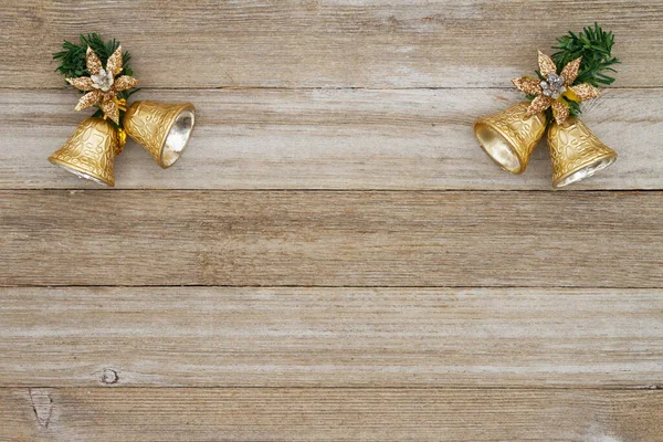 圣诞金色铃铛 背景为稀疏的木料 并附有可供你度假用的复制空间 — 图库照片