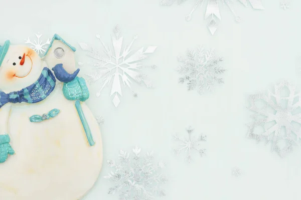 Ευτυχισμένος Χιονάνθρωπος Φόντο Μπλε Νιφάδα Χιονιού Για Μήνυμα Των Διακοπών — Φωτογραφία Αρχείου
