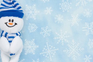 Tatil ya da kış mesajınız için mavi kar taneli mutlu kardan adam