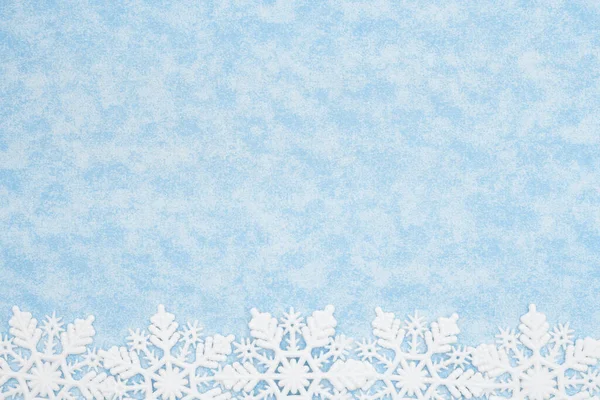 冬や休日の背景のためのコピースペースと白と青の雪の結晶の背景 — ストック写真