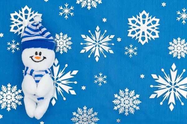 Šťastný Sněhulák Modrou Sněhovou Vločkou Pozadí Pro Vaši Dovolenou Zprávu — Stock fotografie