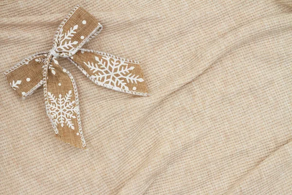 Złoty Łuk Białym Płatkiem Śniegu Beżowym Marmurze Marszczkami Teksturowany Materiał — Zdjęcie stockowe