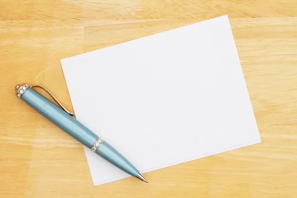 メッセージのコピースペース付きの机の上にペン付きの空白のグリーティングカード — ストック写真