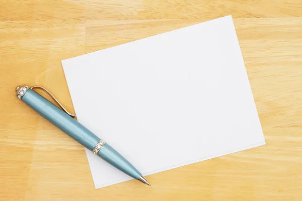 Blanco Wenskaart Met Een Pen Een Bureau Met Kopieerruimte Voor — Stockfoto