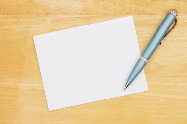 Mesajınız için masasında kopya alanı olan boş bir tebrik kartı.